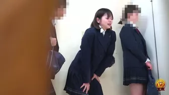 DLEE-706 01 Pee emergency by schoolgirls in line in front of the toilet