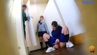 DLEE-706 04 Pee emergency by schoolgirls in line in front of the toilet