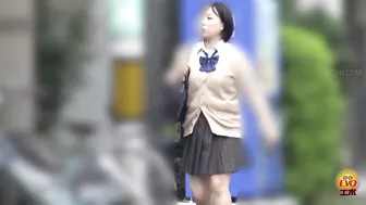 DLEE-660 01 Japanese-style toilet hidden camera: high school girls with powerful pee streams. VOL. 3