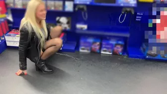Devil Sophie - Dreister Public piss - Forbidden piss on the game console in the electronics business