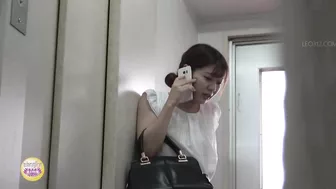 DLSL-590 05 Girls with a strong urge to urinate and toilet door that doesn’t close. What will they do?