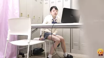 DLEE-752 04 Pee desperation during part-time job interview. Shameful wetting