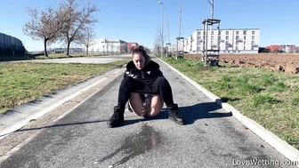 Naomi Bennet - Pissing scene