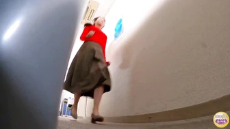 DLSL-646 02 Bladder-full female college student sneaks out of lecture to urinate