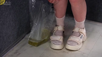 OJHI-781 04 Stopped elevator, pee holding panic, emergency escape part 13