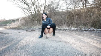 Lexi Dona - Pissing Scene