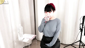 OJHI-807 03 Extreme Urination in a Western-Style Toilet - Part 4: Buttocks Viewed Through a One-Way Mirror