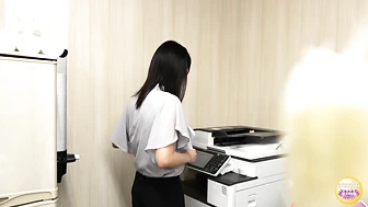 DLSL-678 04 Woman at the limit of her urge to urinate unleashes explosive guerrilla urination