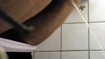 Spy WC: Wife pees while standing over the bowl